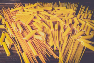 Ahşap arka planda farklı türde makarna.