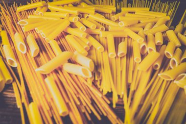 Ahşap arka planda farklı türde makarna.