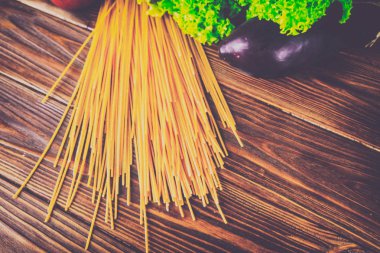 Spagetti ve sebze ahşap arka plan üzerinde