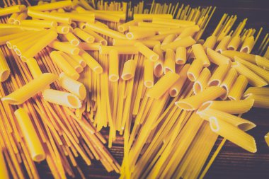 Ahşap arka planda farklı türde makarna.