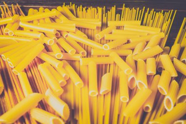 Ahşap arka planda farklı türde makarna.