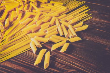 Ahşap arka planda farklı türde makarna.