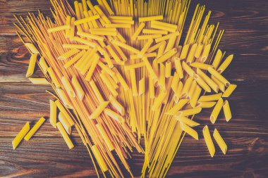 Ahşap arka planda farklı türde makarna.