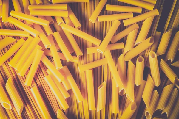 Ahşap arka planda farklı türde makarna.