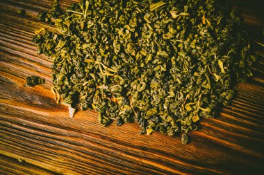 Ahşap arka planda yeşil çay