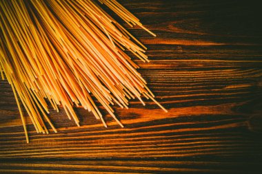 Ahşap arka planda farklı türde makarna.