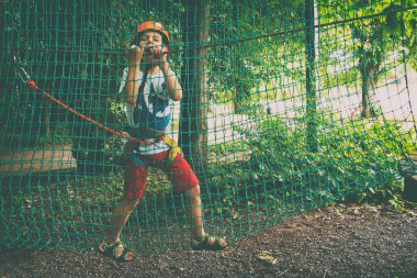 Çocuk bir kolye park tırmanıyor