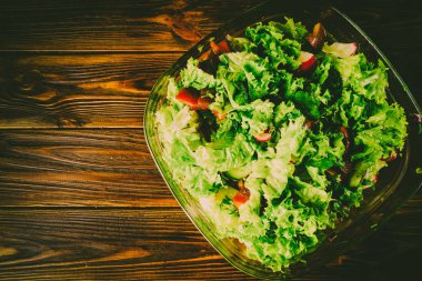 Ahşap bir zemin üzerine yeşil sebze salatası