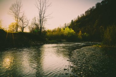 Dağlar, dağ nehir, manzara nefis doğa