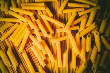 Ahşap arka planda farklı türde makarna.