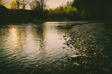 Dağlar, dağ nehir, manzara nefis doğa