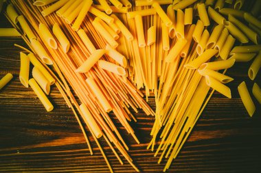 Ahşap arka planda farklı türde makarna.