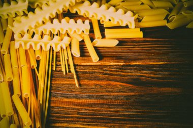 Ahşap bir masa üzerinde makarna