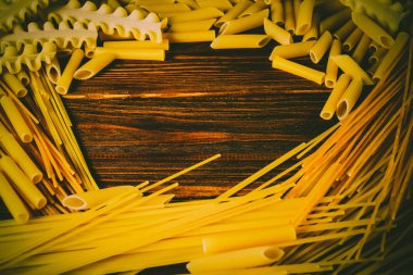 Ahşap bir masa üzerinde makarna