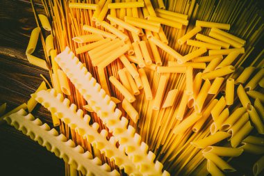 Ahşap arka planda farklı türde makarna.