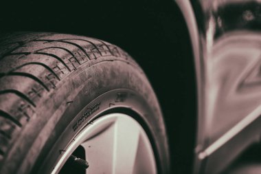 Açık kemerli ve arabanın tekerlekleri