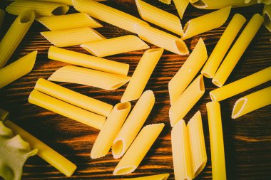 Ahşap bir masa üzerinde makarna