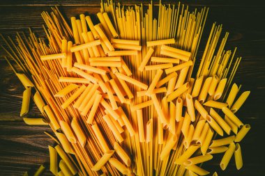 Ahşap arka planda farklı türde makarna.