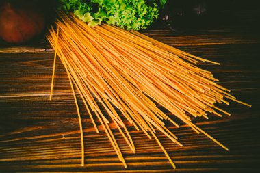 Spagetti ve sebze ahşap arka plan üzerinde