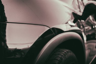 Açık kemerli ve arabanın tekerlekleri