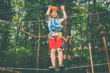 Çocuk bir halat Parkı tırmanıyor