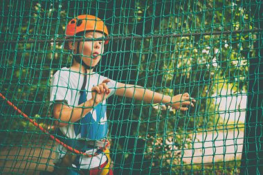 Çocuk bir kolye park tırmanıyor