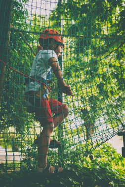 Çocuk bir kolye park tırmanıyor