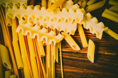 Ahşap bir masa üzerinde makarna