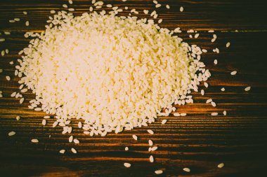 ahşap bir masa üzerinde pirinç