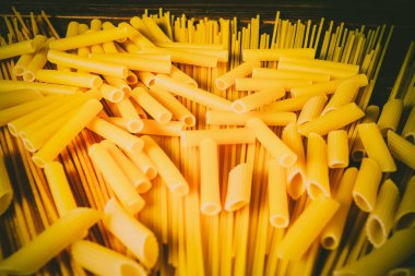 Ahşap arka planda farklı türde makarna.