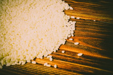 ahşap bir masa üzerinde pirinç