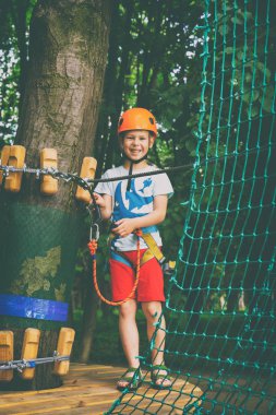 Çocuk bir kolye park tırmanıyor