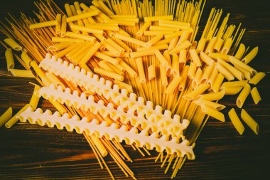 Ahşap arka planda farklı türde makarna.