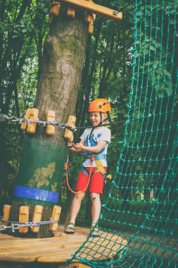 Çocuk bir kolye park tırmanıyor
