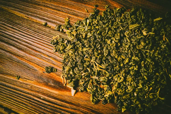 Ahşap arka planda yeşil çay