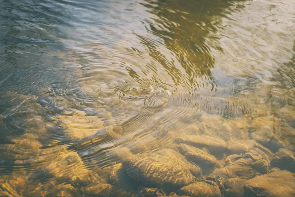 Güzel dağ nehir, muhteşem manzara