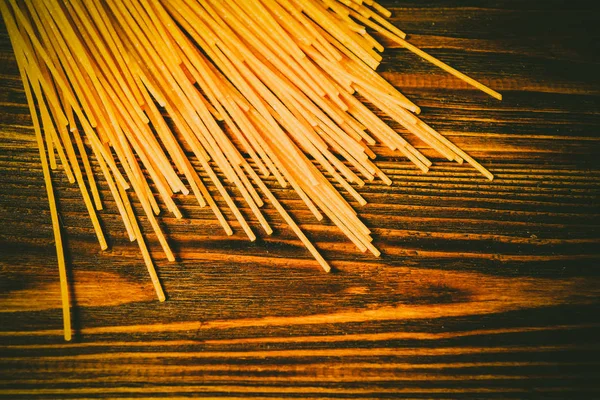 Ahşap arka planda farklı türde makarna.