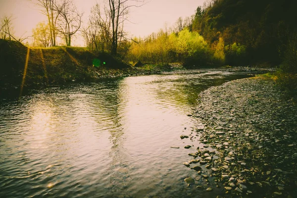 Dağlar, dağ nehir, manzara nefis doğa