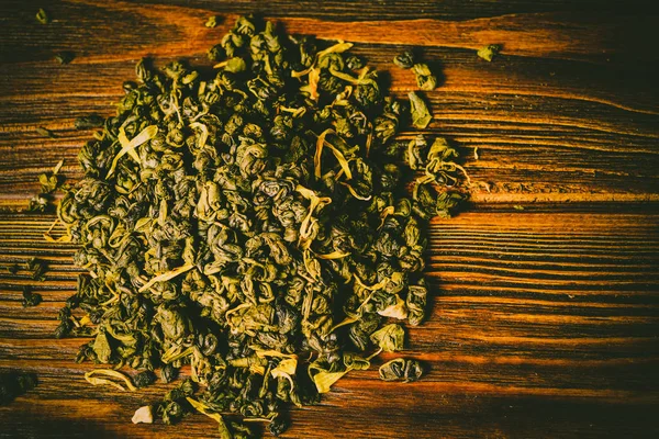 木制背景的绿茶 — 图库照片