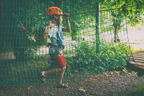 男孩爬上一个吊坠公园 — 图库照片