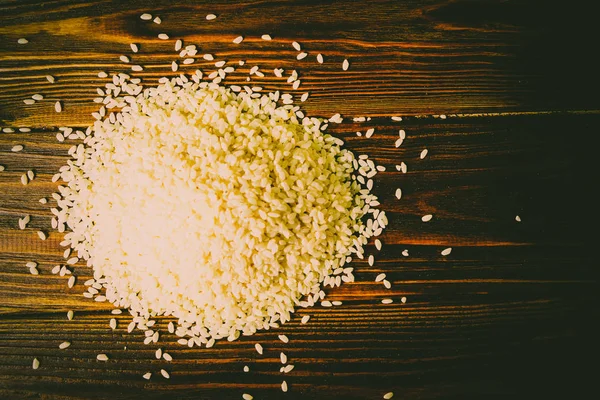 ahşap bir arka plan üzerinde pirinç