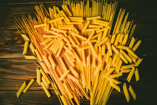 Ahşap arka planda farklı türde makarna.