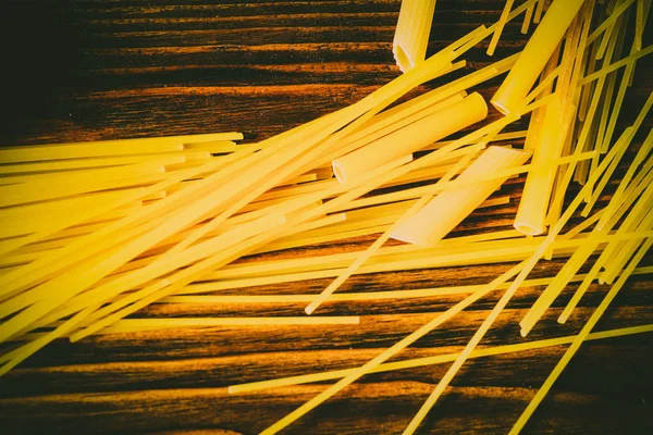 Ahşap bir masa üzerinde makarna