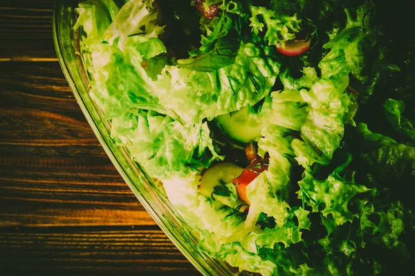 Ahşap bir zemin üzerine yeşil sebze salatası
