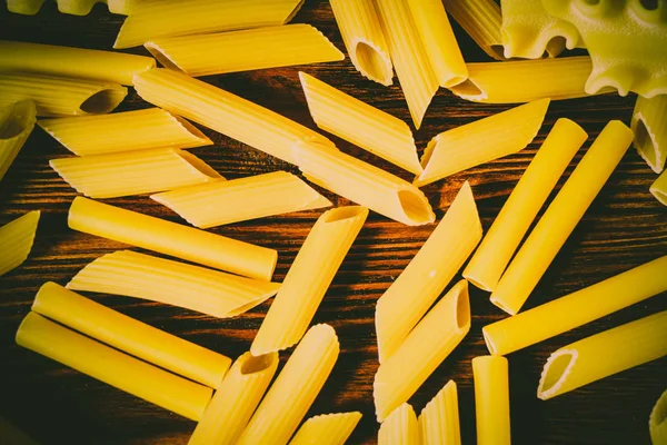 Ahşap bir masa üzerinde makarna