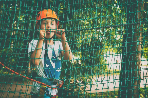 Çocuk bir kolye park tırmanıyor