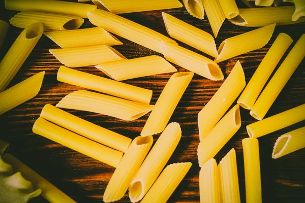 Ahşap bir masa üzerinde makarna