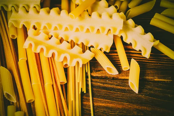 Ahşap bir masa üzerinde makarna