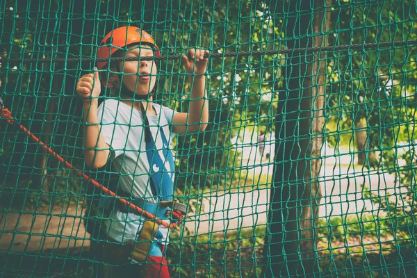 Çocuk bir kolye park tırmanıyor