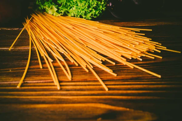 Spaghetti Verdure Fondo Legno — Foto Stock